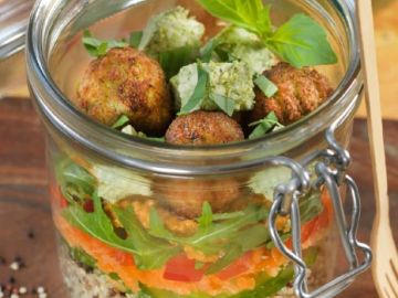 Aujourd’hui, on vous propose notre recette de Salade en bocal à base de quinoa, falafel, tofu et légumes de saison ! 😜

La recette est disponible dans le...