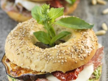 Ce mois-ci, préparez de délicieux bagels à l’italienne ! 😉

La recette est disponible dans le carrousel ou ci-dessous 👇

🥯 Ingrédients : 280 g de fromage...