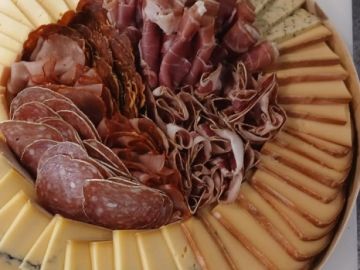 Avec des températures bien basses la semaine dernière, la saison de la raclette a démarré en trombe ! 

Si vous souhaitez réserver un plateau de...