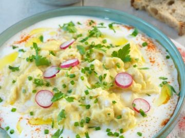 🥚 Avez-vous déjà préparé des œufs brouillés au yaourt ? C’est la recette que l’on vous propose aujourd’hui.

• Difficulté : ★☆☆
• Pour : 4 personnes 👥
•...
